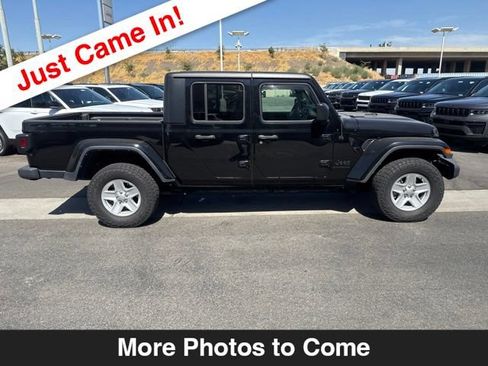 Used 2022 Jeep Gladiator Sport AWD/4WD image 7