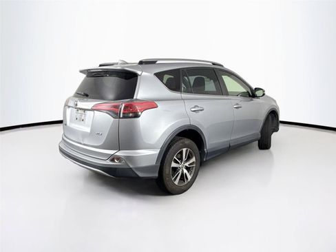 Used 2018 Toyota RAV4 XLE FWD image 6
