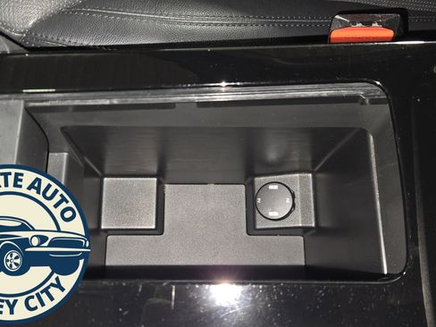 Used 2019 Land Rover Discovery HSE image 17