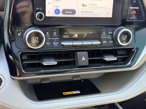 Used 2023 Toyota Highlander XLE FWD image 11