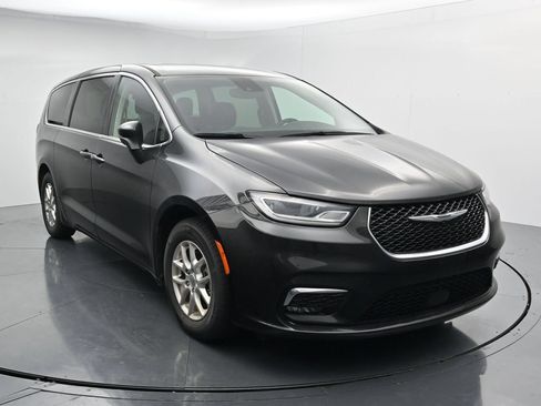 Used 2023 Chrysler Pacifica Touring-L FWD image 2