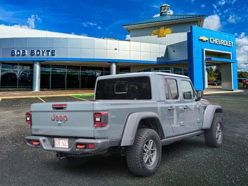 Used 2025 Jeep Gladiator Mojave w/ Convenience Group AWD/4WD image 3