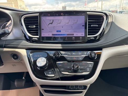 Used 2024 Chrysler Pacifica Touring-L image 14
