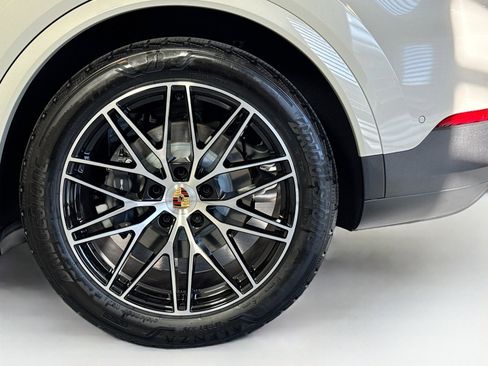 Used 2025 Porsche Cayenne image 24