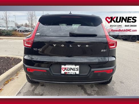 Used 2024 Volvo XC40 B5 Core image 5
