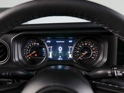 Used 2025 Jeep Gladiator Rubicon w/ Convenience Group image 18