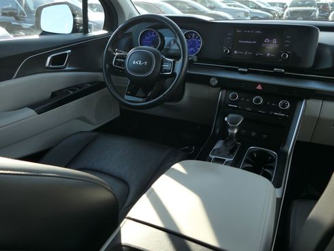 Used 2023 Kia Carnival LX image 26