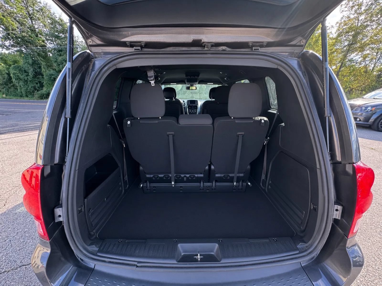 Used 2018 Dodge Grand Caravan SE FWD image 13