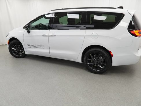 New 2027 Chrysler Pacifica Select AWD/4WD image 15