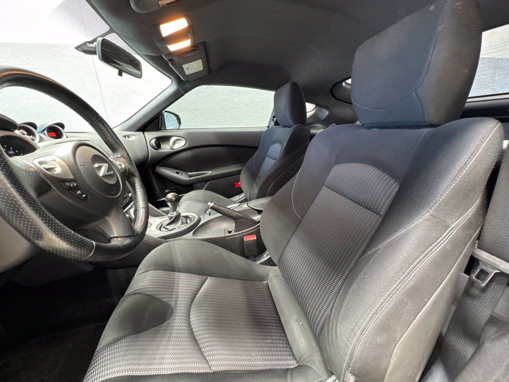 Used 2016 Nissan 370Z Coupe RWD image 9
