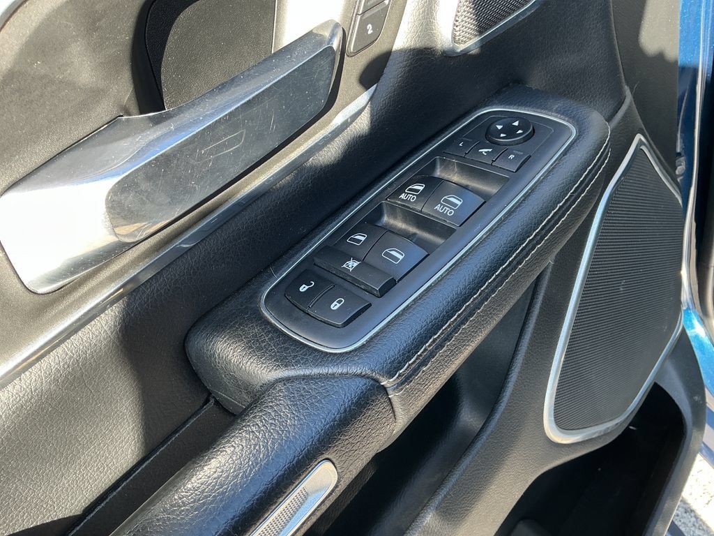 Used 2019 RAM 1500 Laramie AWD/4WD image 11