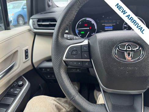 Used 2024 Toyota Sienna Limited image 19