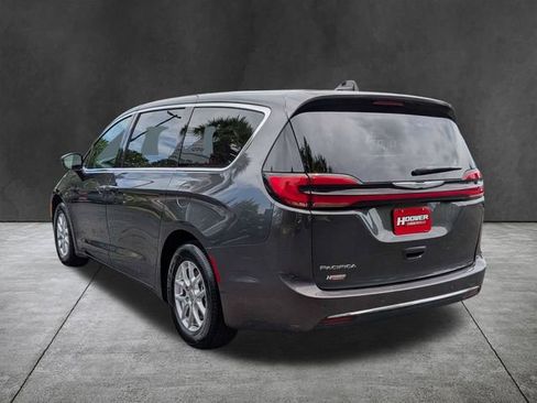 Used 2023 Chrysler Pacifica Touring-L FWD image 7