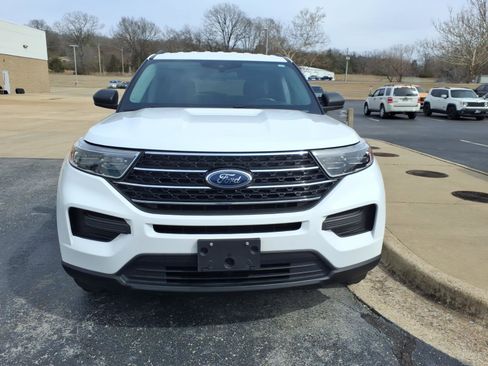 Used 2020 Ford Explorer XLT image 2