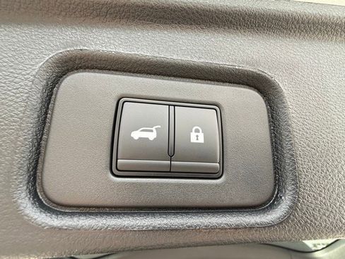 New 2025 Nissan Pathfinder SV image 18