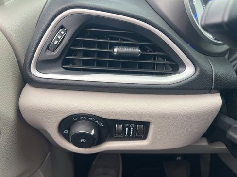 Used 2024 Chrysler Pacifica Touring-L image 16