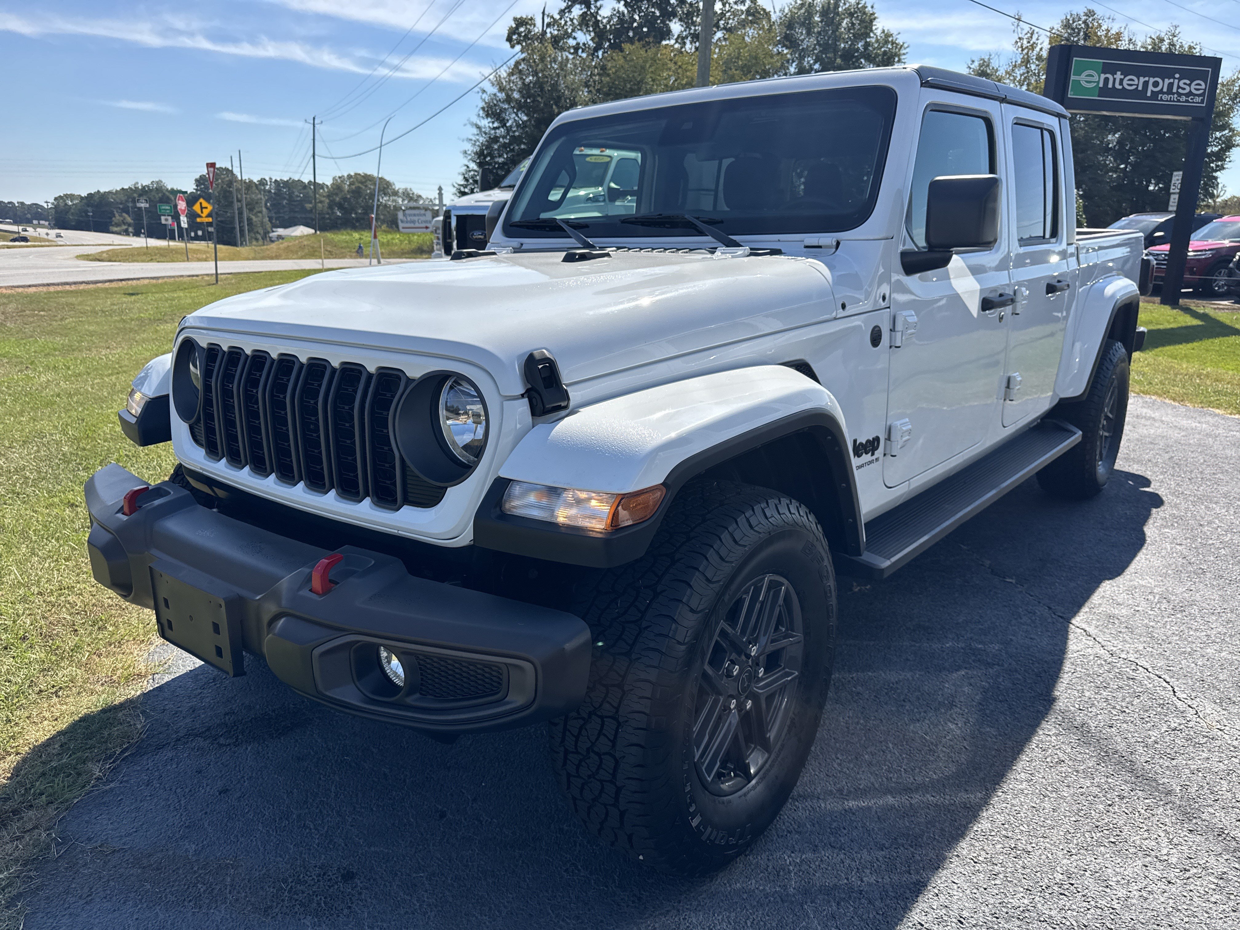 Used 2024 Jeep Gladiator Sport AWD/4WD image 2