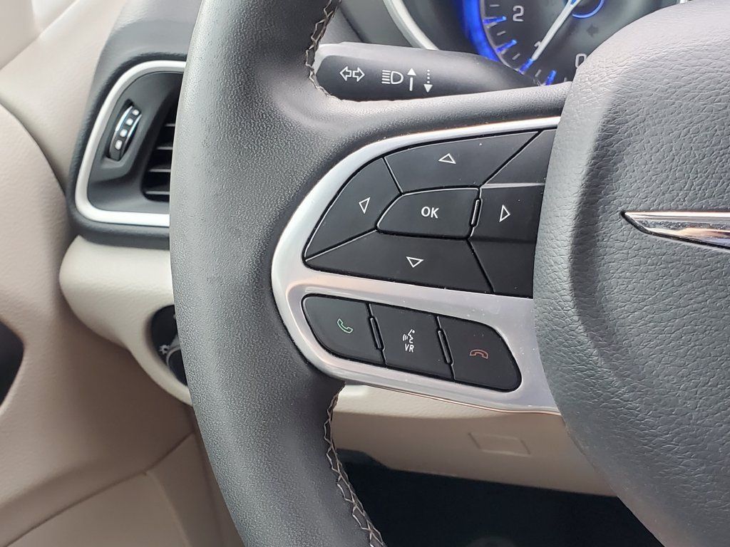 Used 2023 Chrysler Pacifica Touring-L FWD image 15