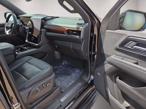Used 2025 GMC Yukon XL Denali AWD/4WD image 14