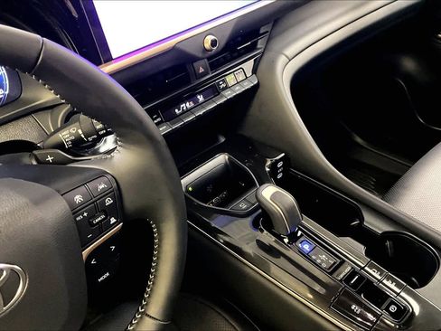 Certified 2025 Toyota Crown Signia image 15