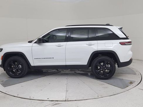 New 2025 Jeep Grand Cherokee Limited w/ Black Appearance Package image 9