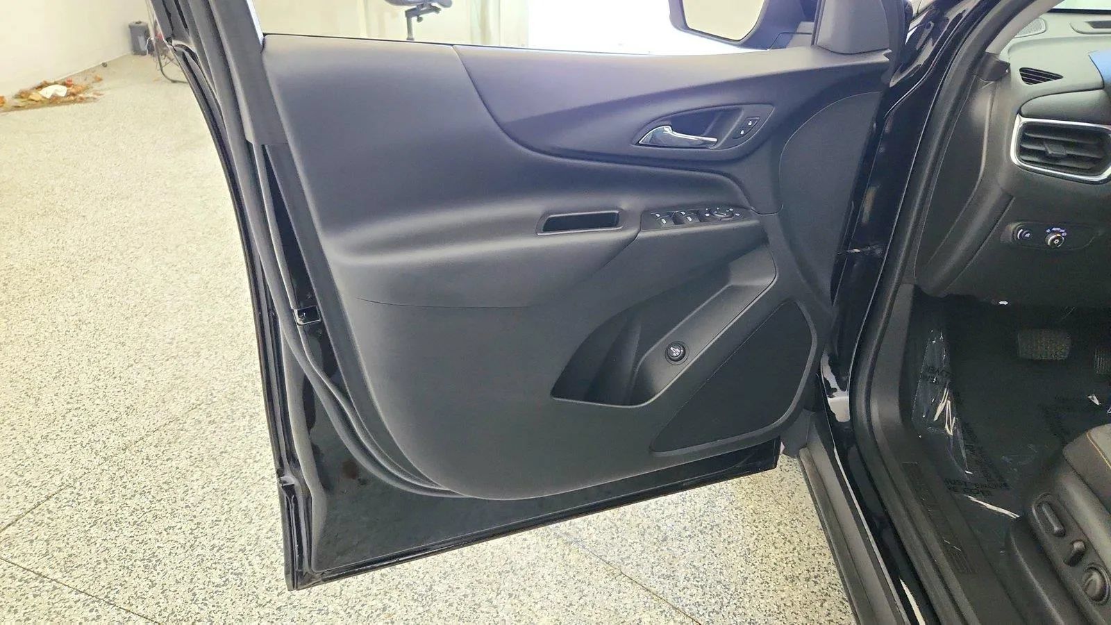 Used 2024 Chevrolet Equinox LT w/ LPO, Floor Liner Package FWD image 24