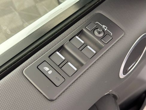 Used 2023 Land Rover Discovery Metropolitan Edition image 45