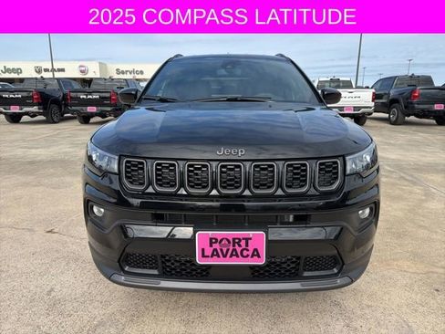Used 2025 Jeep Compass Latitude image 2