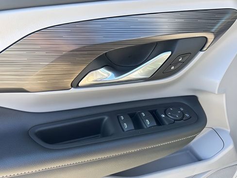 Used 2024 GMC Terrain SLE image 24