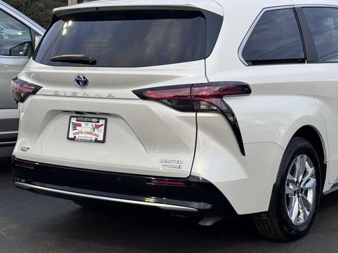 Used 2024 Toyota Sienna Limited image 43