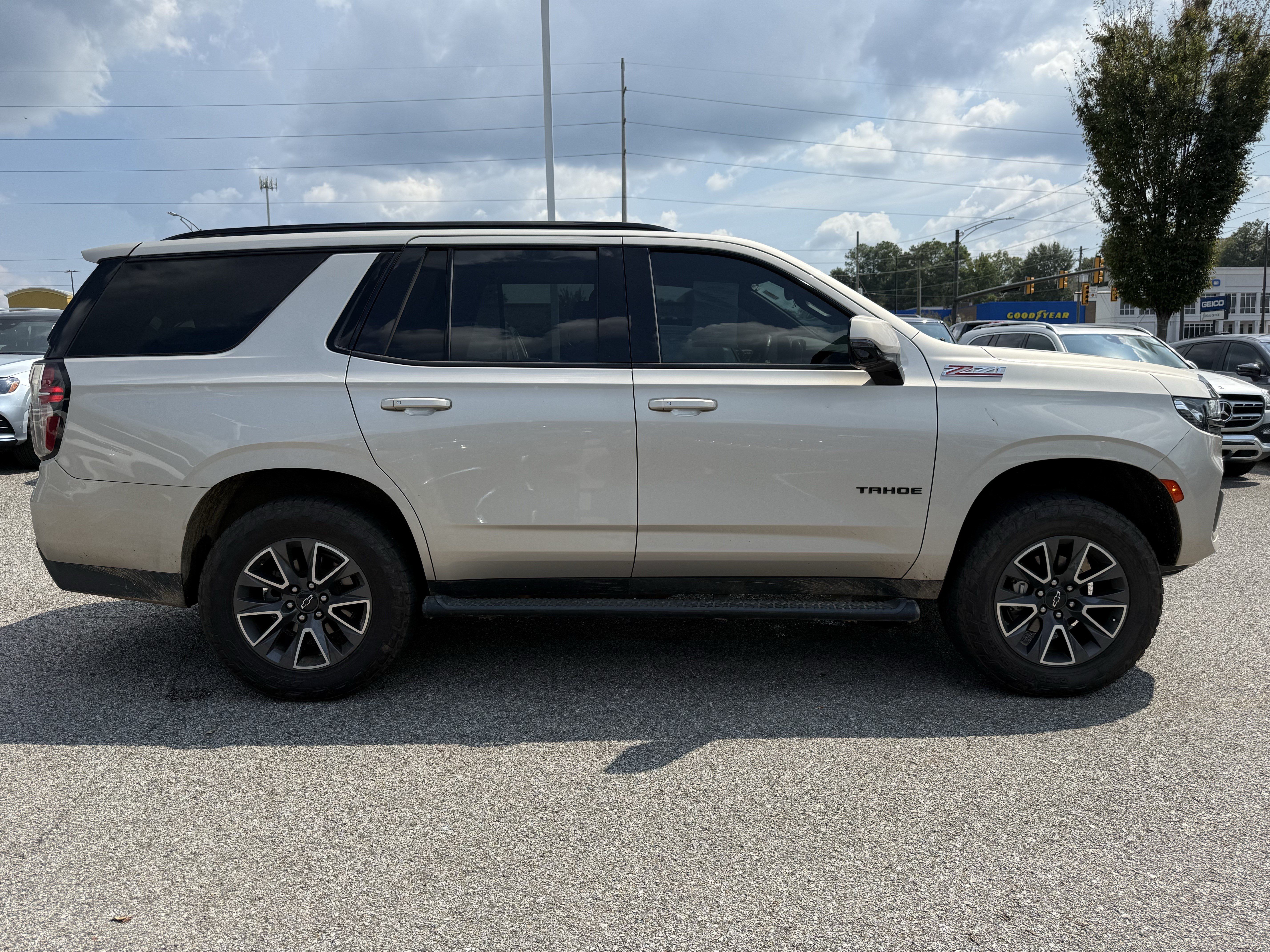 Used 2022 Chevrolet Tahoe Z71 w/ Luxury Package AWD/4WD image 11