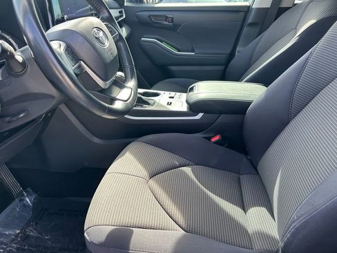 Used 2023 Toyota Highlander LE image 11