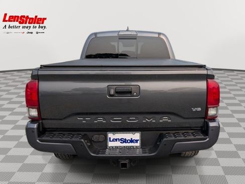 Used 2018 Toyota Tacoma TRD Sport w/ TRD Premium Sport Package AWD/4WD image 4