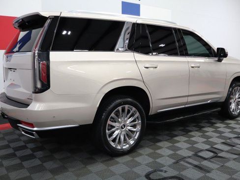 Used 2021 Cadillac Escalade Premium Luxury w/ LPO, Illumination Package AWD/4WD image 18