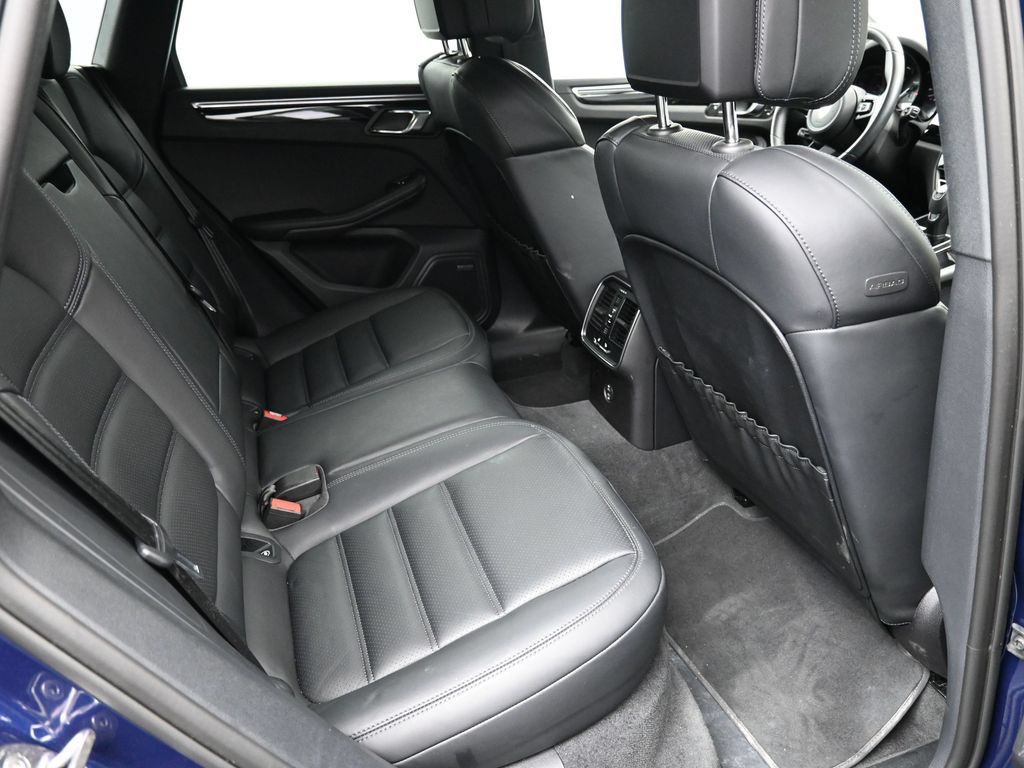 Certified 2024 Porsche Macan AWD/4WD image 10