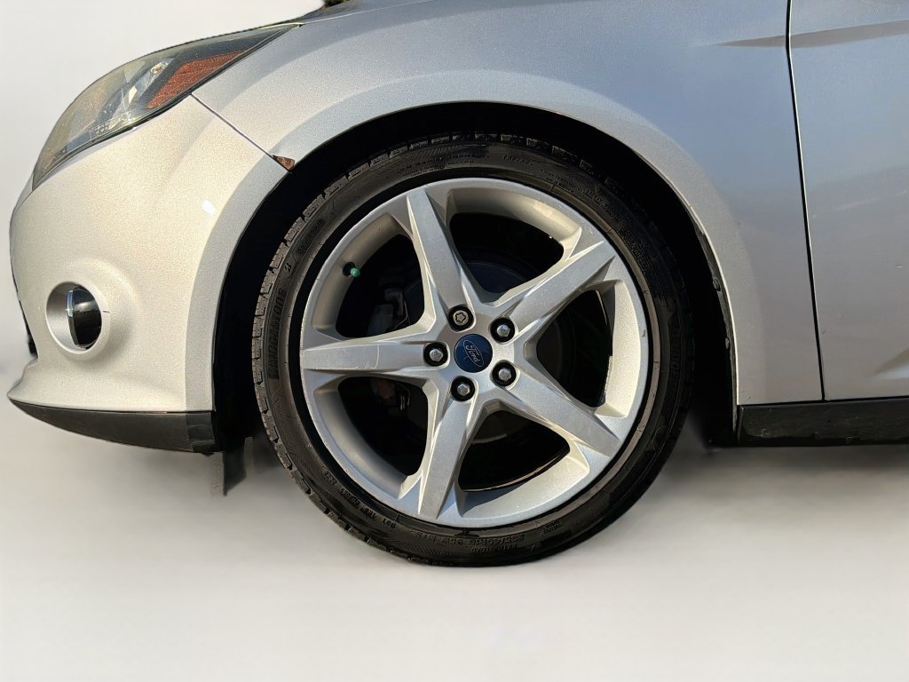 Used 2014 Ford Focus Titanium w/ Luxury Package FWD image 32