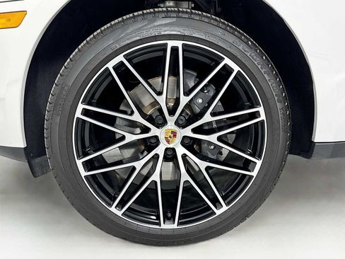 Certified 2025 Porsche Macan image 32