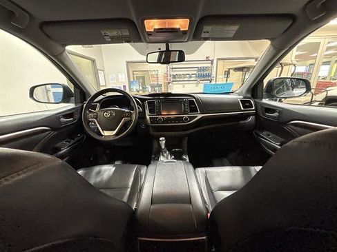 Used 2015 Toyota Highlander Limited AWD/4WD image 25