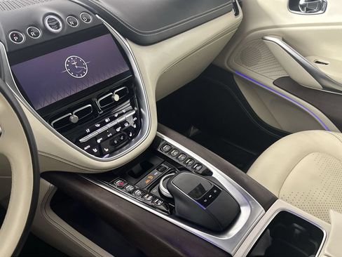 Used 2021 Aston Martin DBX AWD/4WD image 21
