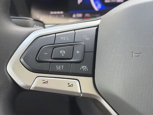 Certified 2025 Volkswagen Taos SE image 14