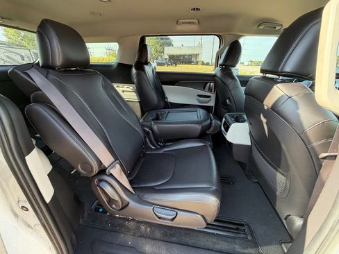 Used 2022 Kia Carnival LX FWD image 19
