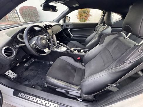 Used 2018 Toyota 86 RWD image 10