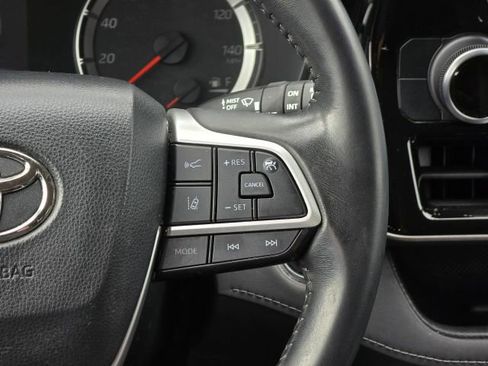 Used 2022 Toyota Highlander LE image 23
