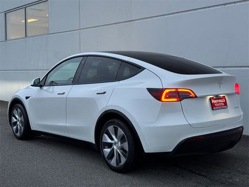 Used 2021 Tesla Model Y Long Range image 5