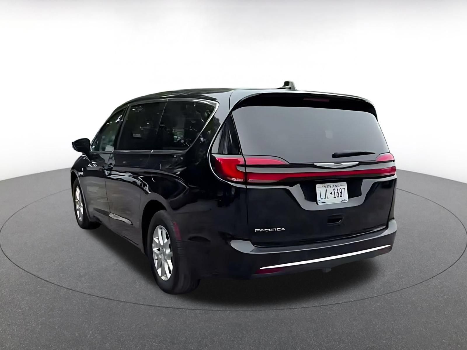 Used 2024 Chrysler Pacifica Touring-L FWD image 10