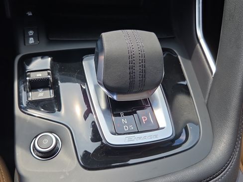 Used 2022 Jaguar E-PACE AWD/4WD image 21