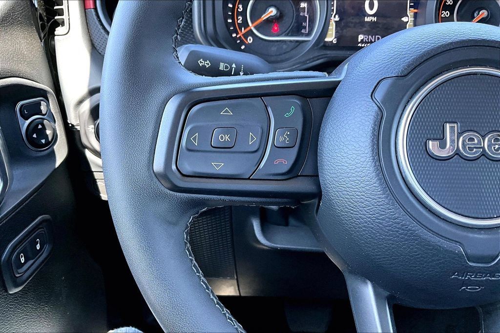 Certified 2025 Jeep Wrangler Unlimited Rubicon w/ Convenience Group AWD/4WD image 5