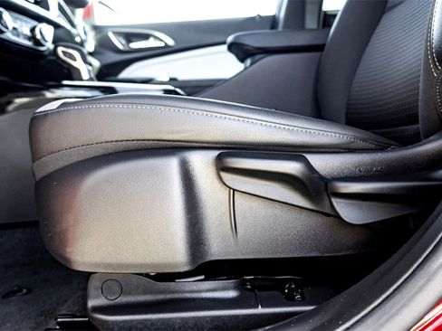 Used 2025 Chevrolet Trax LT w/ Driver Confidence Package image 12