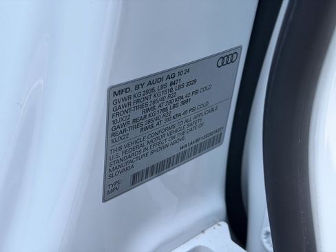 Used 2025 Audi Q8 Premium image 24