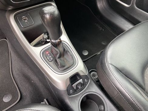 Used 2019 Jeep Compass Latitude FWD image 40